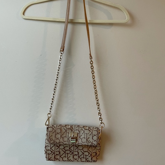 Crossbody Calvin Klein bag tan & brown with gold details.